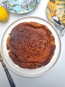 Démouler le gâteau au fromage blanc