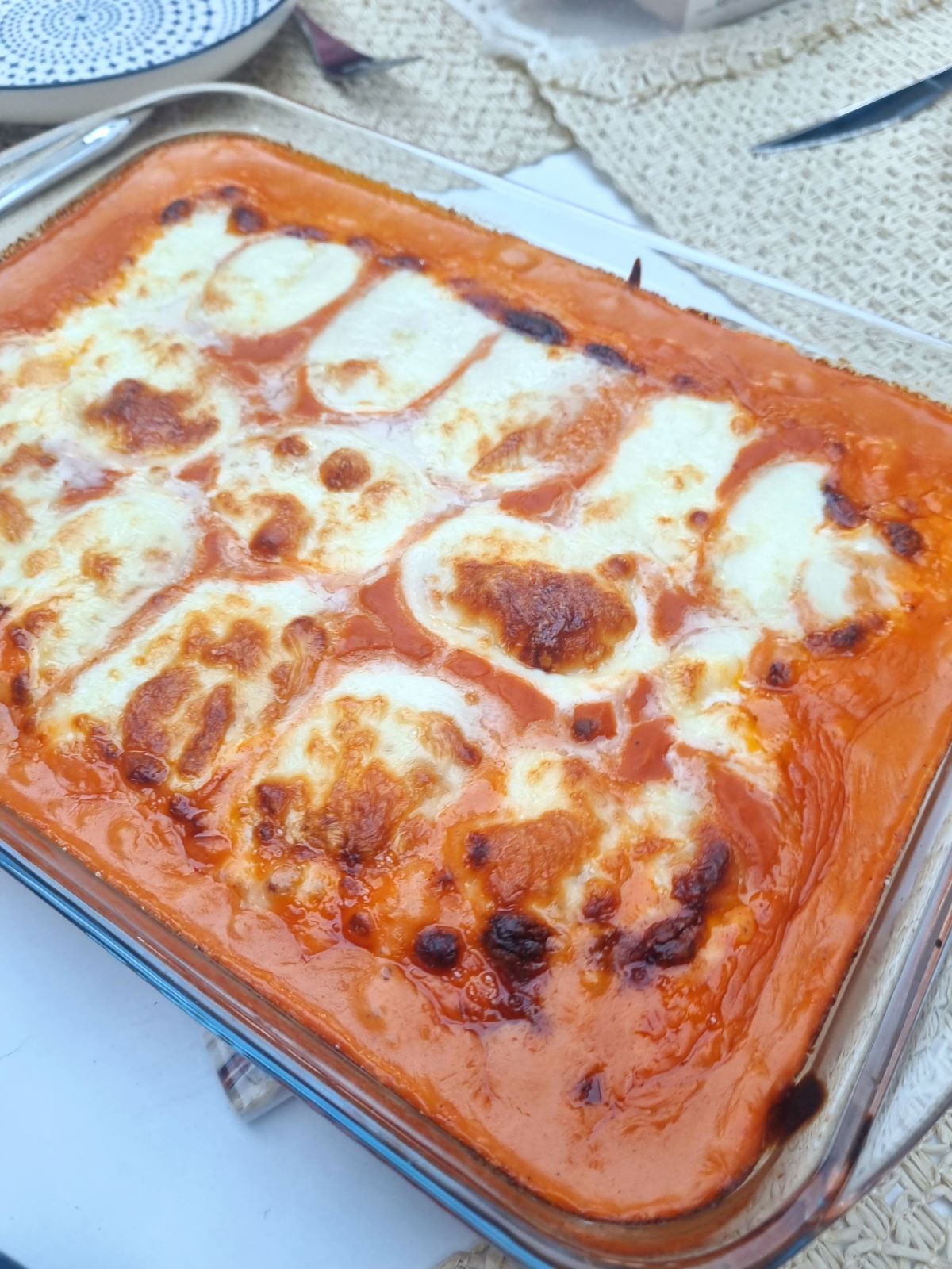 Gratin de quenelles, sauce tomate et mozzarella