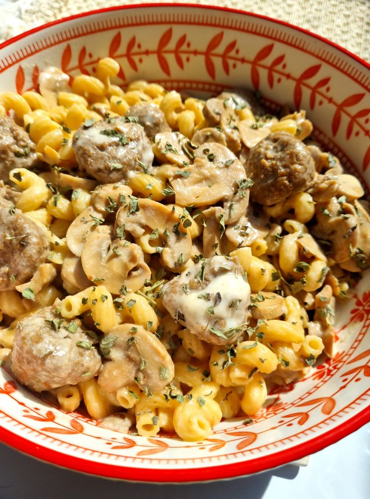 Pâtes aux boulettes de viande et champignons