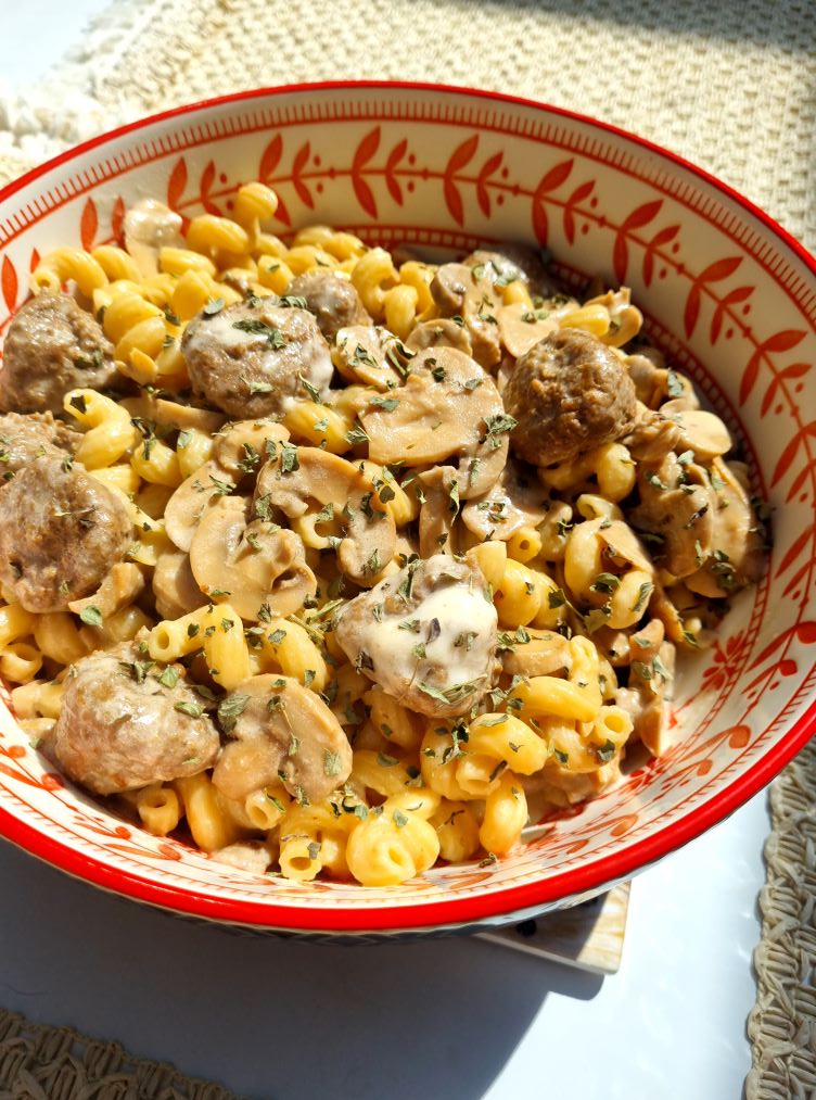 Pâtes aux boulettes de viande, sauce aux champignons