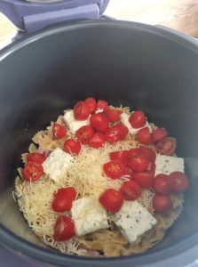 Ajouter le Boursin, l'emmental et les tomates cerises