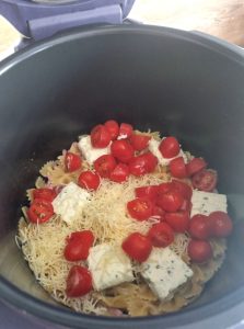 Ajouter le Boursin, l'emmental et les tomates cerises