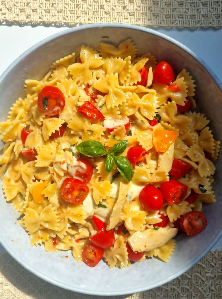 Farfalle, ail, parmesan, tomate, basilic avec l'émincé végétal