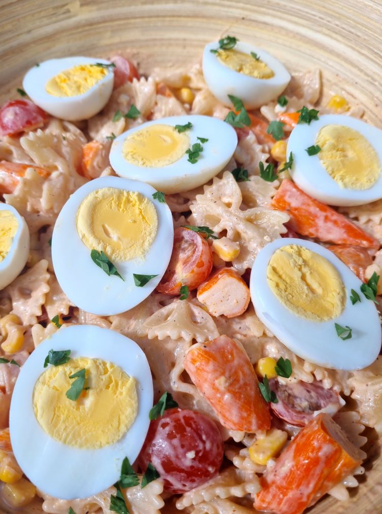 Salade de pâtes au surimi, tomates, maïs, oeufs durs