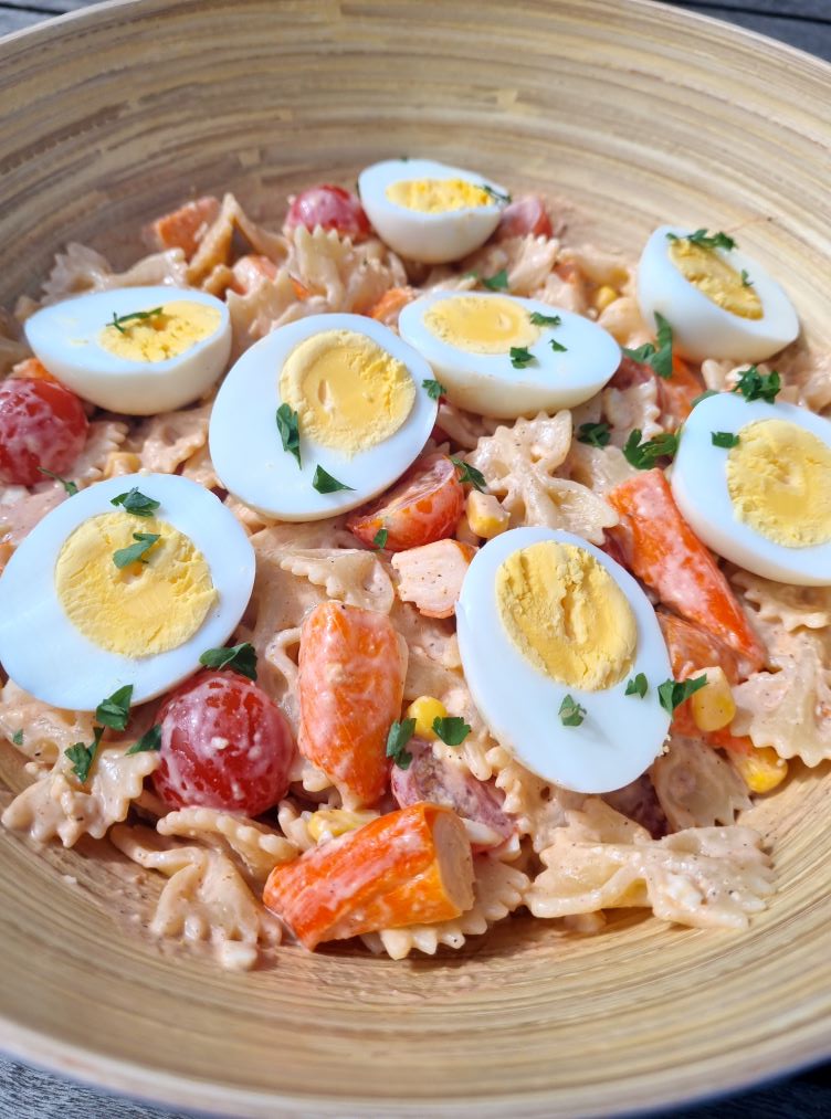 Salade de pâtes aux oeufs durs et surimi