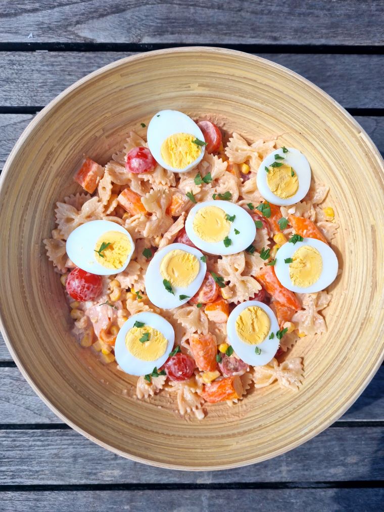 Salade de pâtes au surimi, tomates, oeufs durs, maïs