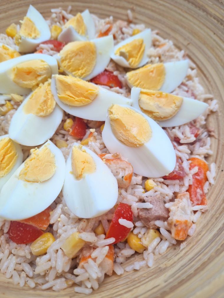 Salade de riz au maïs, tomates cerises, thon, surimi et oeufs durs