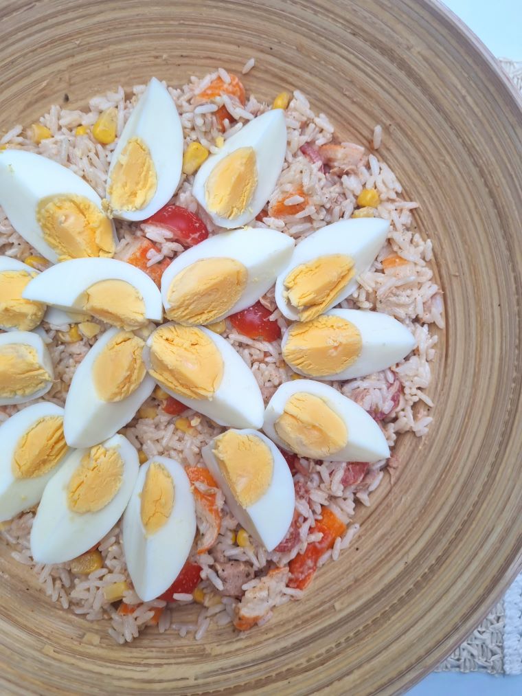 Salade de riz au thon, surimi, oeufs