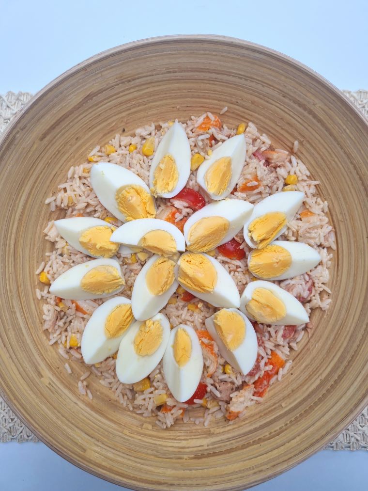 Salade de riz au thon, surimi, oeufs durs, maïs et tomates