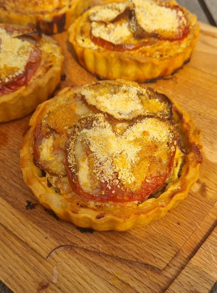 Tartelettes à la tomate et chair à saucisses