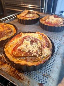 Cuisson des tartelettes à la tomate