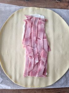 Pâte feuilletée, crème et jambon