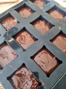 Verser la pâte à brownies