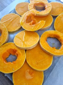 Butternut coupé en tranches avec la peau