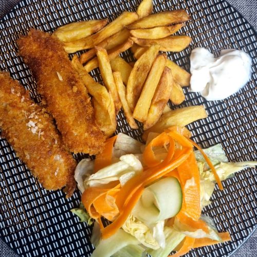 Sticks de poisson, frites et salade composée