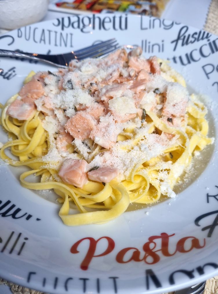 Tagliatelles sauce crémeuse au saumon fumé