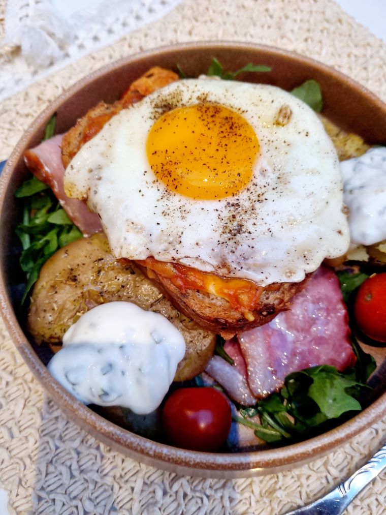 Salade smashed potaotes et pain au cheddar avec oeuf au plat