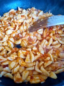 Spaezle à la poêle avec sauce tomate