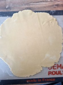 Etaler la pâte sablée au rouleau