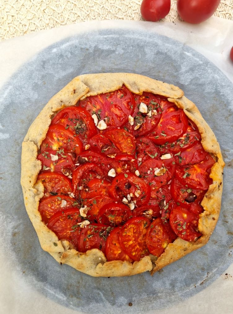 Tarte rustique à la tomate et moutarde