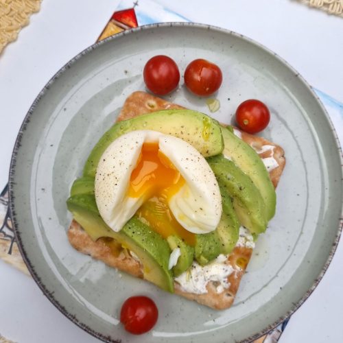 Toast de pain suédois, avocat et oeuf mollet