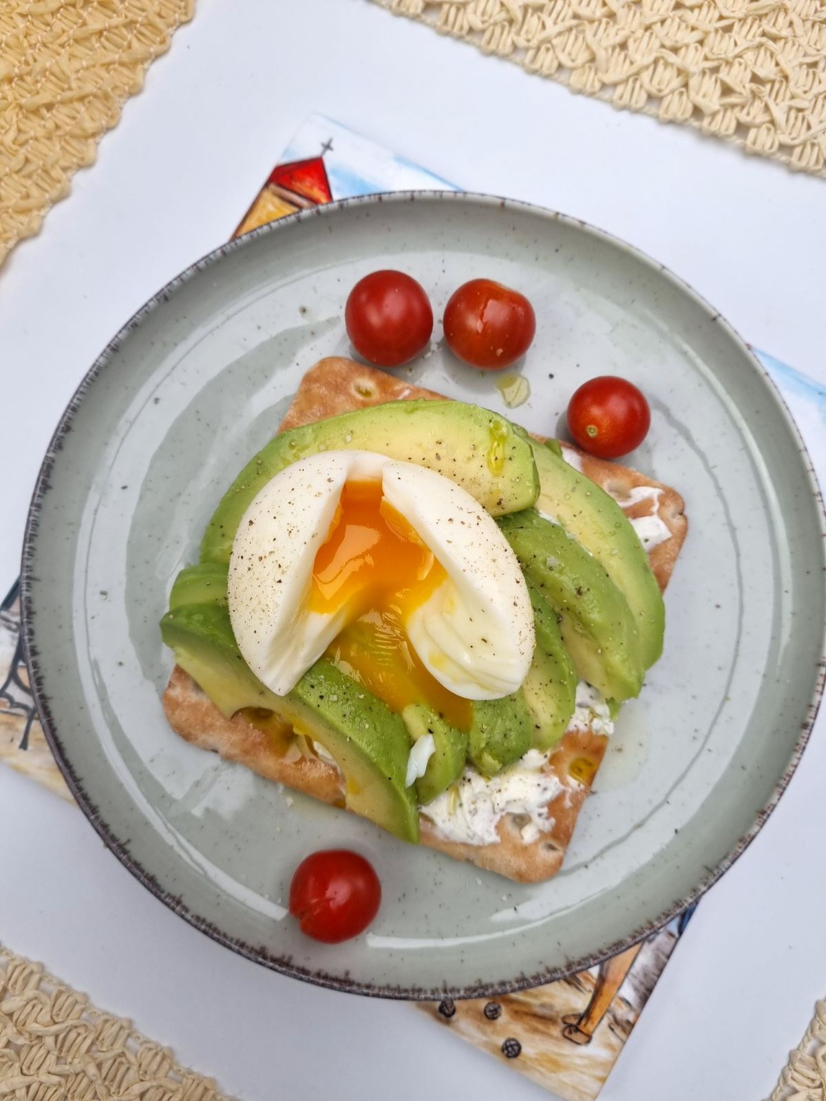 Toast de pain suédois, avocat et oeuf mollet