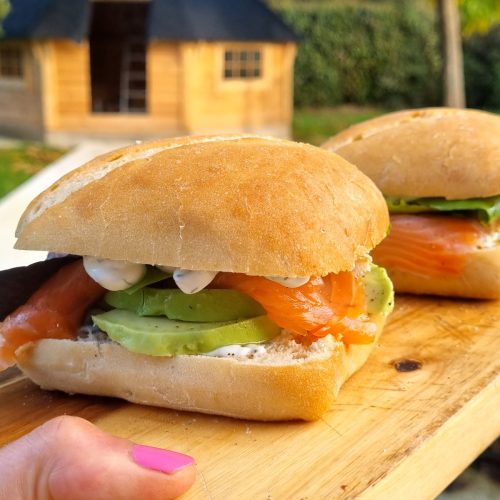 Sandwich au tzatziki, saumon fumé et avocat