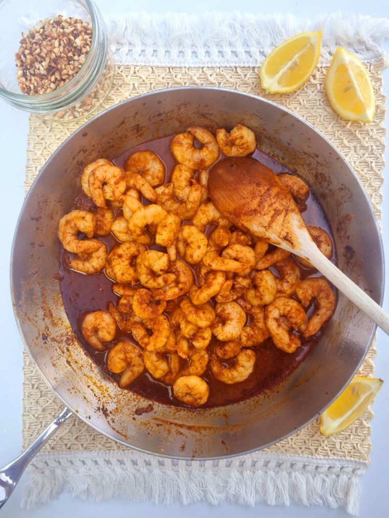 Crevettes poêlées avec sauce au beurre épicé