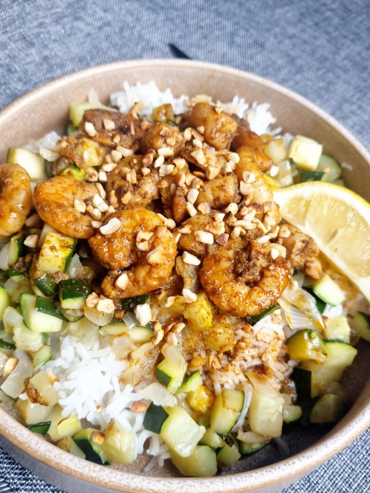 Riz, courgettes, crevettes épicées