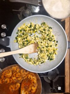 Courgettes, crevettes sauce au beurre et riz