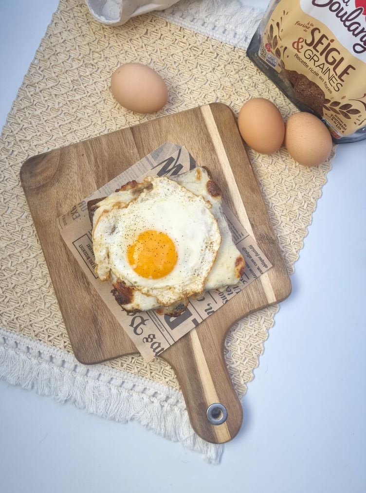 Croque monsieur au four avec oeuf au plat