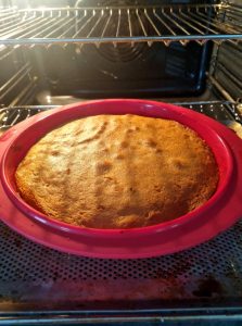 Cuisson au four du gâteau à l'ananas