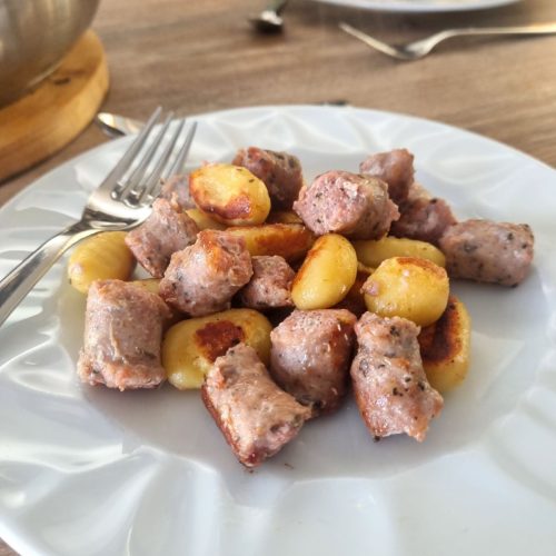 Gnocchi à poêler et saucisses aux herbes