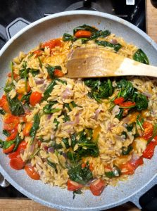 Poêlée d'orzo aux légumes et fromage