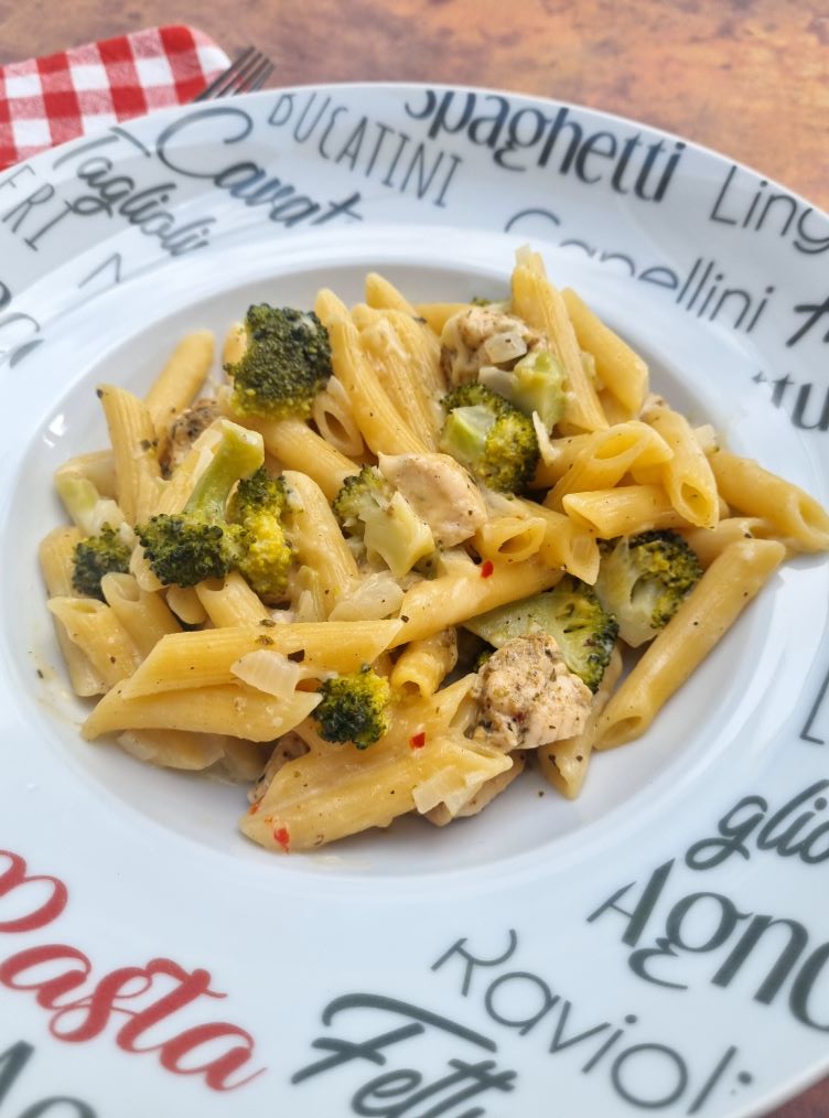 Penne sauce alfredo au poulet et brocoli