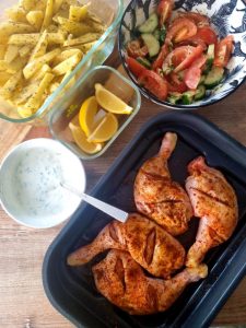 Cuisses de poulet rôties avec potatoes, salade de crudités et sauce ranch