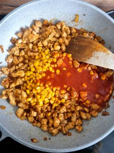 Ajouter le maïs et la sauce