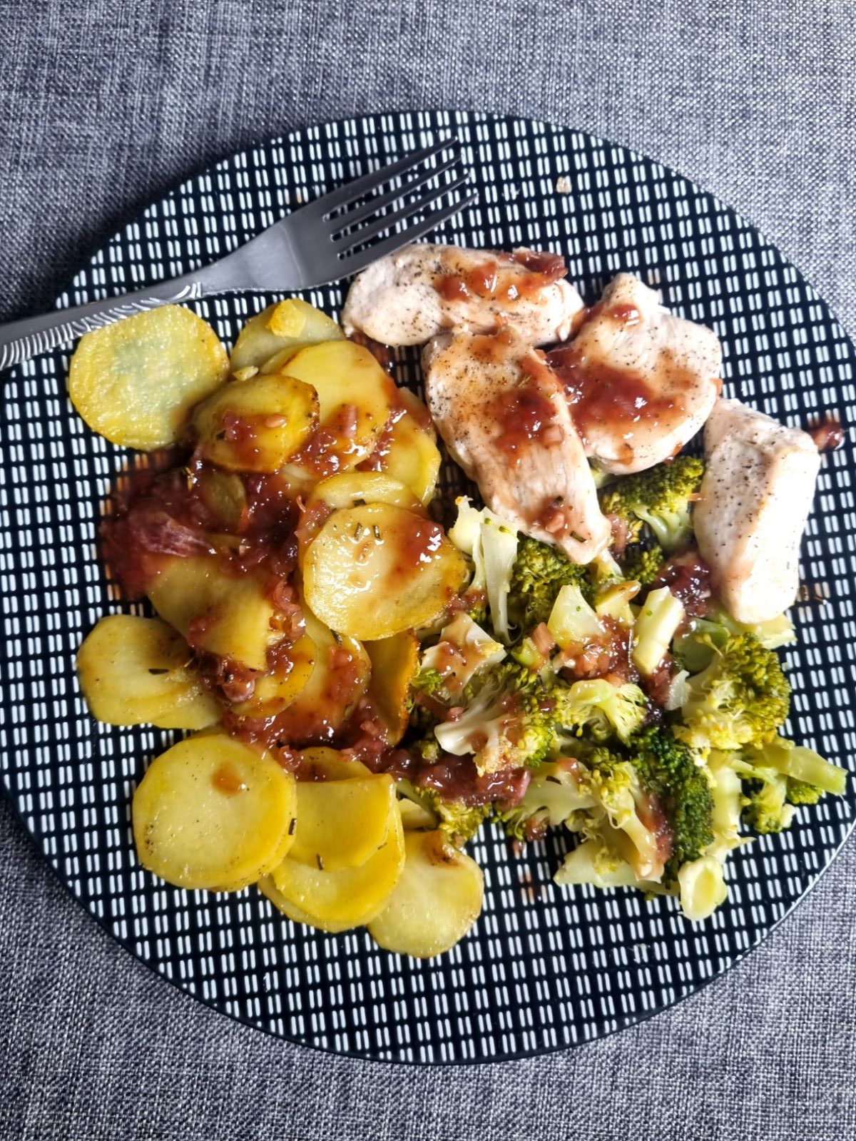 Poulet sauce fraise balsamique, pommes rissolées et brocoli