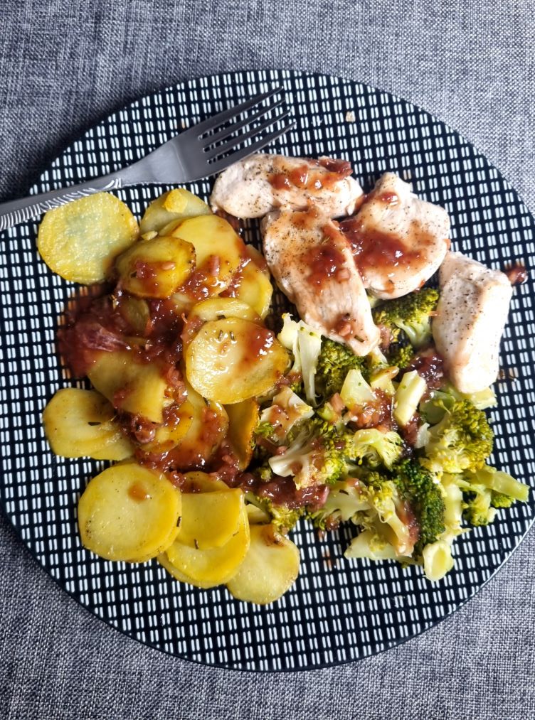 Poulet sauc efraise balsamique, brocoli et pommes rissolées