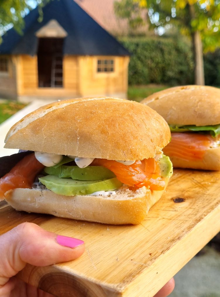 Pain au saumon fumé, avocat et tzatziki