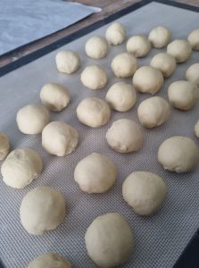 Faire des petites boules de pâte à brioche