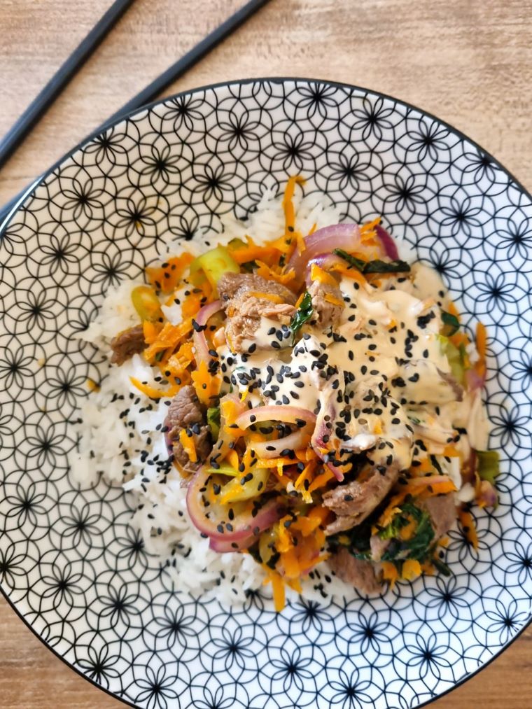 Bowl de riz, boeuf et légumes à la japonaise