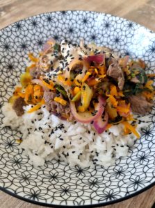 Bowl de riz, boeuf et légumes à la japonaise