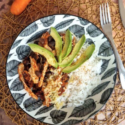 Riz, dinde épicée aux haricots noirs, cheddar et avocat