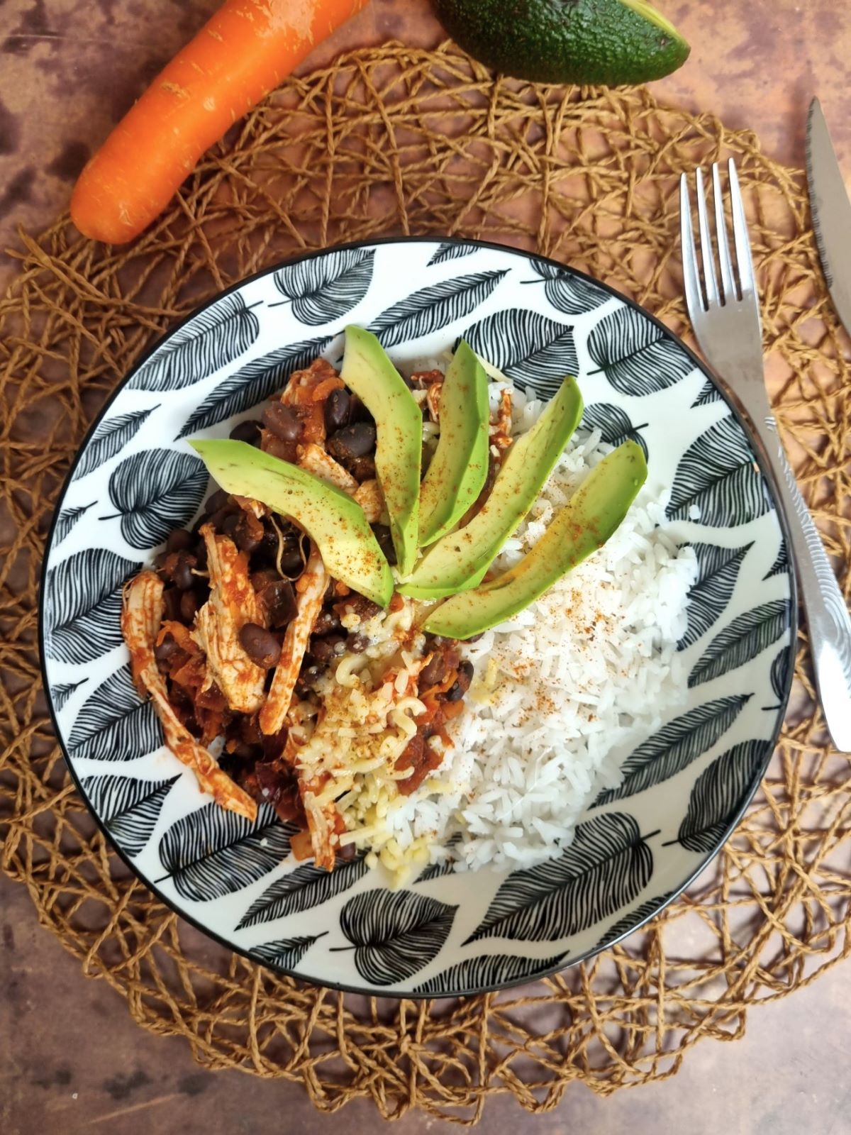 Riz, dinde épicée aux haricots noirs, cheddar et avocat