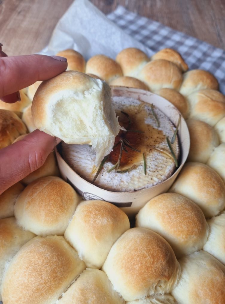 Brioche moelleuse et filante à tremper dans la fondue de fromage