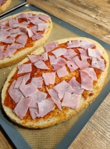 Mettre une tranche de jambon en morceaux