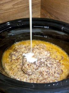 Verser la crème liquide entière