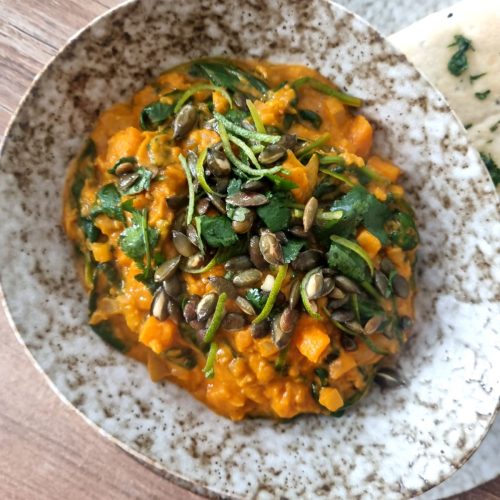 Dahl de lentilles corail, patate douce et épinards avec un pain naan