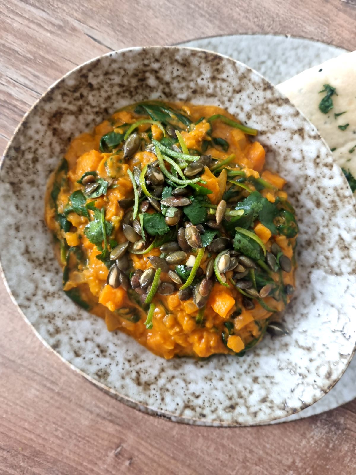 Dahl de lentilles corail, patate douce et épinards avec un pain naan